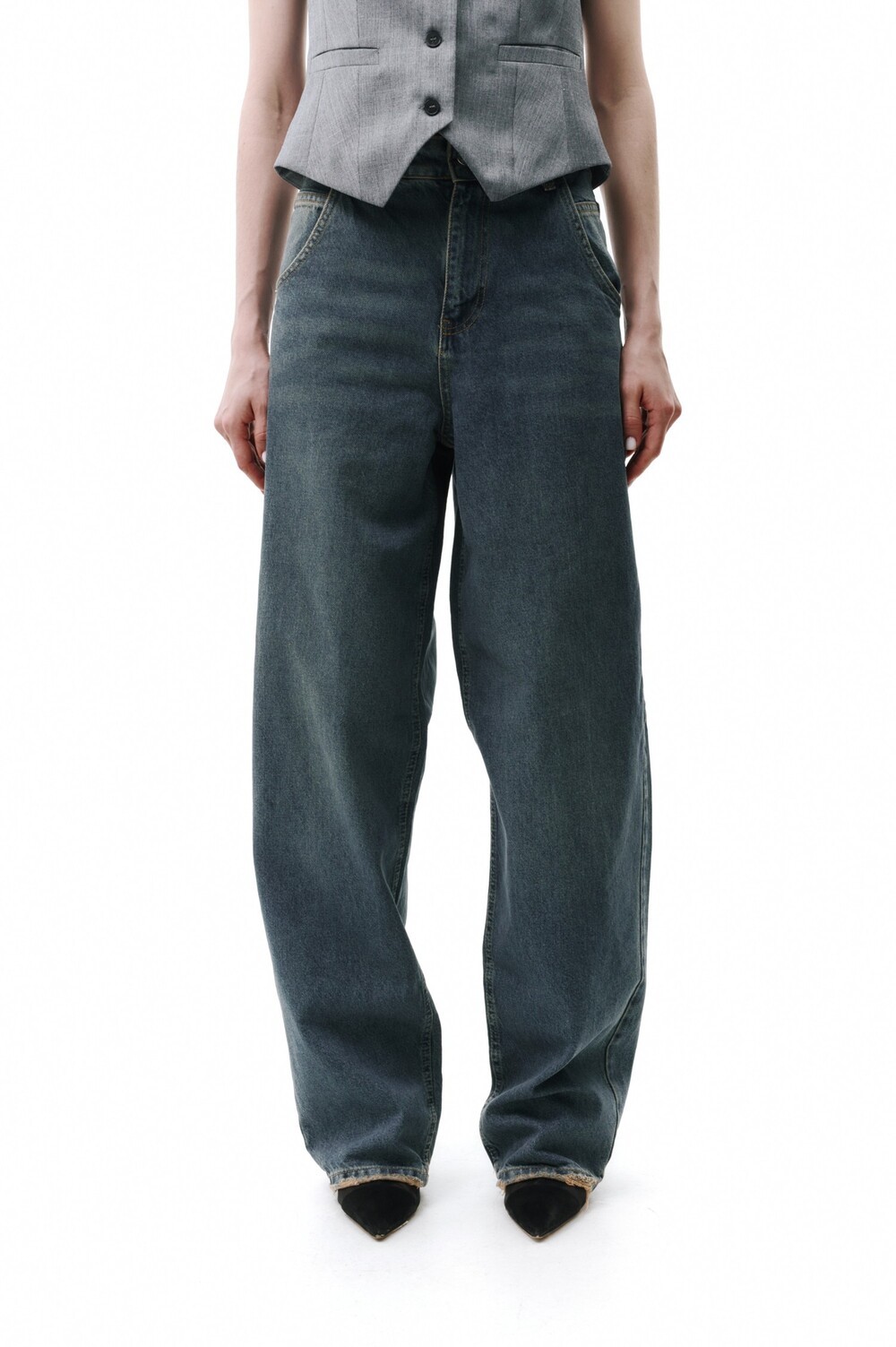 Relaxed jeans with a distressed effect